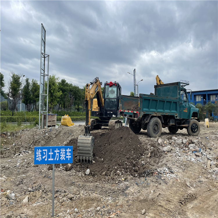 桂林学挖机：挖掘机驾驶员都要注意的事情